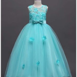 Stunning formal for your little girl. Size 7.